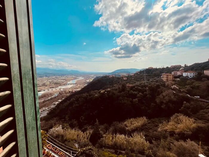 Appartamento trilocale in vendita in Vezzano Ligure