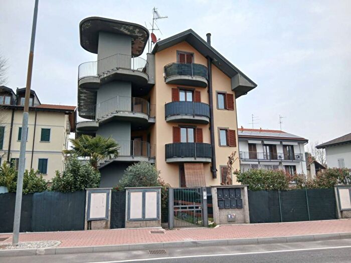 Appartamento bilocale in affitto in Via Cesare Battisti, Locate Varesino