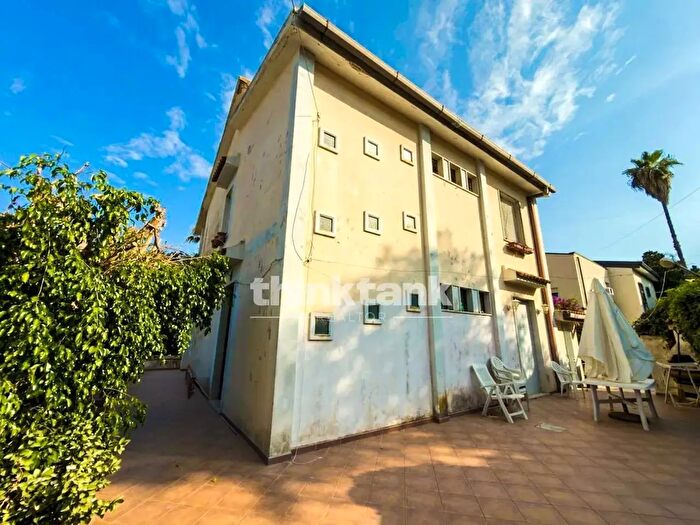 Casa con 6 locali in vendita in Via Erato, Siracusa