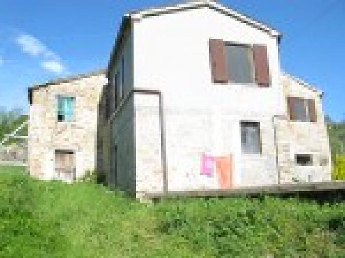 Casa con 6 locali in vendita in Piazza Baldini, Apiro