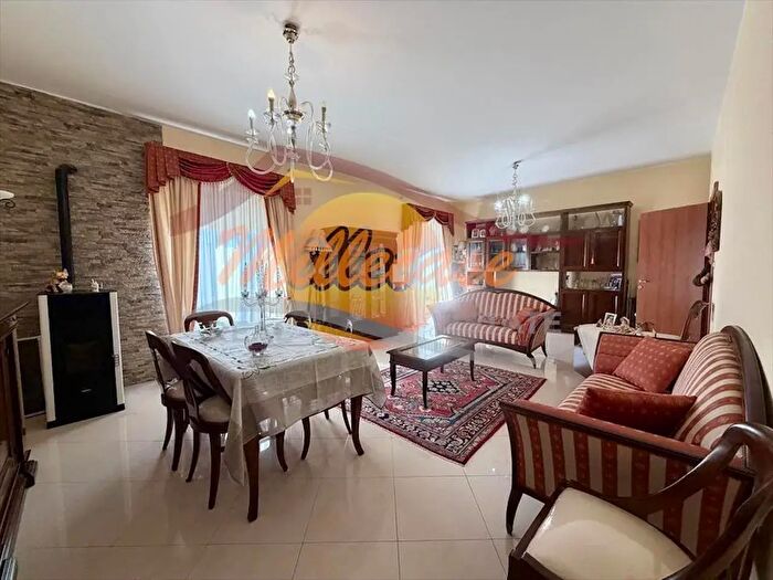 Appartamento con 6 locali in vendita in Viale Zecchino, Siracusa