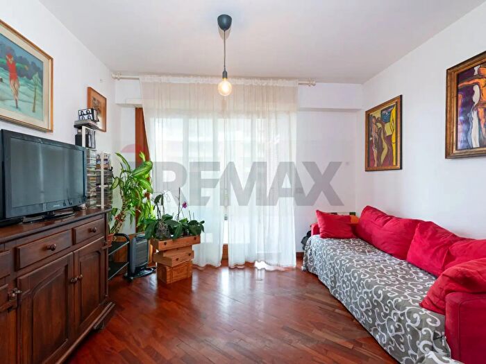Appartamento trilocale in vendita in Via Francesco Menzio, Roma