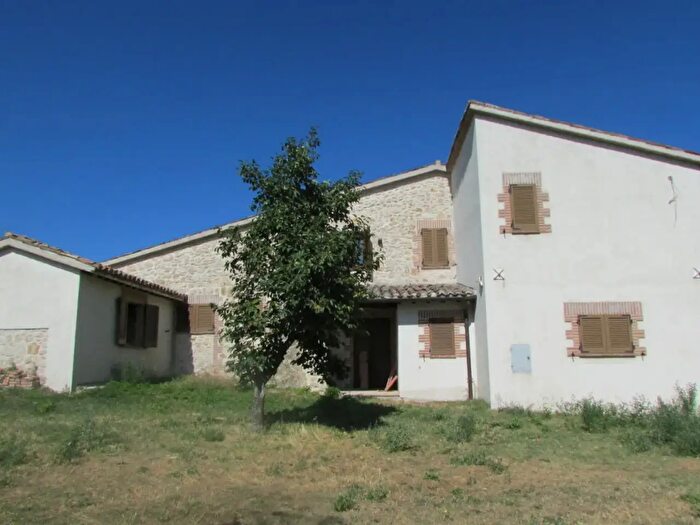 Casa con 15 locali in vendita in Massa Martana