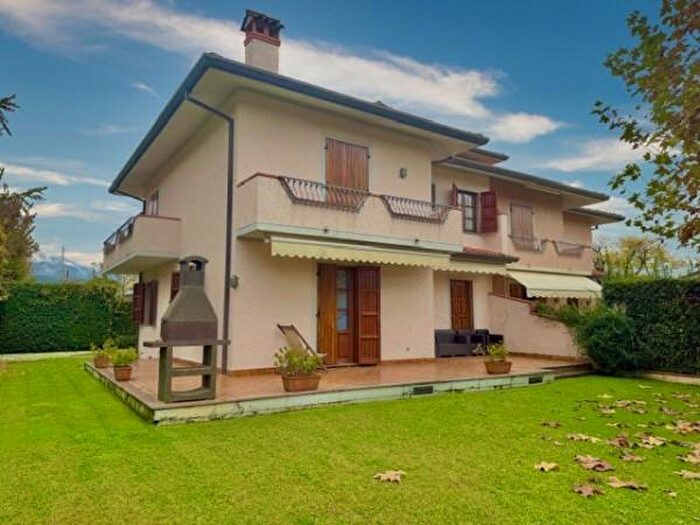 Casa con 6 locali in affitto in Forte Dei Marmi