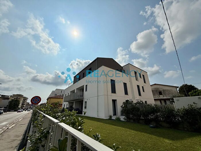 Appartamento trilocale in vendita in Viale Italia, Creazzo