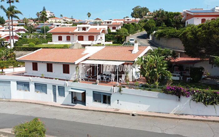 Casa con 8 locali in vendita in Via Raffaele Marino, Messina