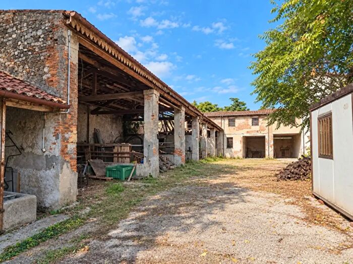 Casa con 10 locali in vendita in Via Castello, San Bonifacio