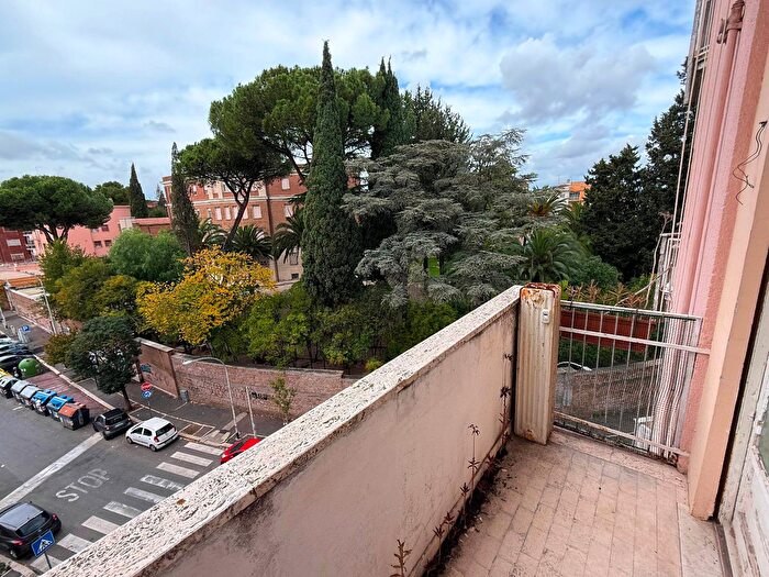 Appartamento trilocale in vendita in Via Paola Falconieri, Roma