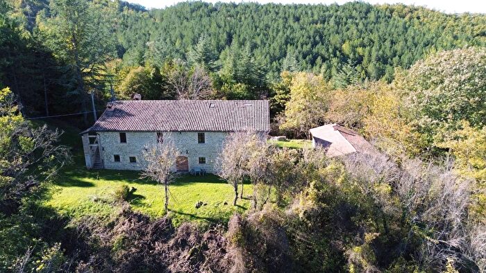 Casa con 12 locali in vendita in Serragrande Gubbio, Gubbio