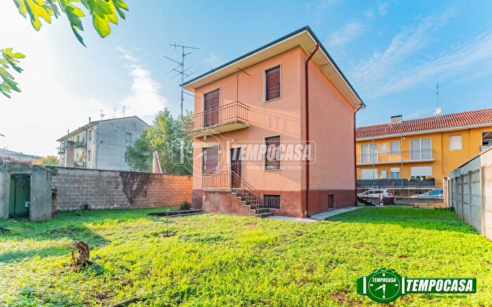 Casa quadrilocale in vendita in Via Battisti, Marcallo Con Casone