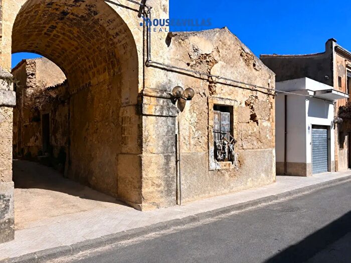 Casa quadrilocale in vendita in Via Bernardino Grimaldi, Noto