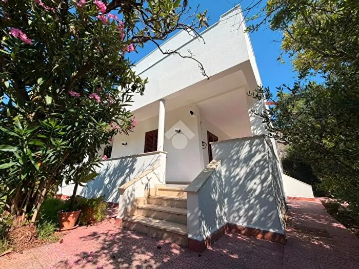 Casa con 7 locali in affitto in Via Pazienza, Palermo