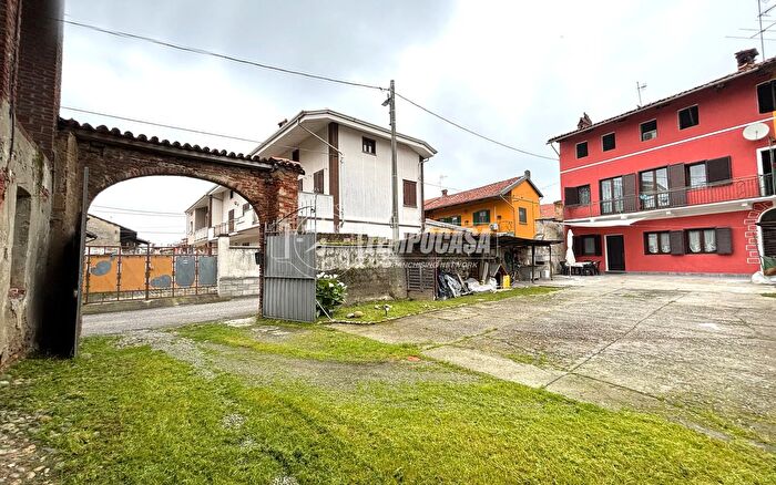 Casa con 6 locali in vendita in Via della Chiesa, Villareggia