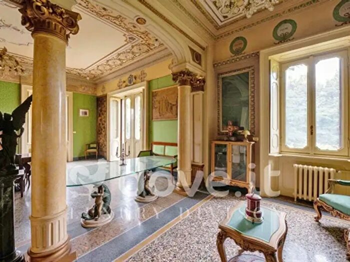 Casa con 6 locali in vendita in Castronno