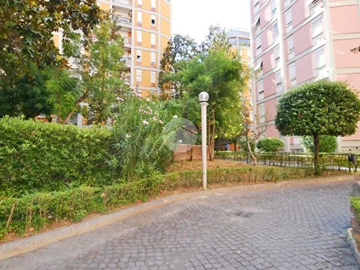 Appartamento trilocale in vendita in Via Tripolitania, Roma