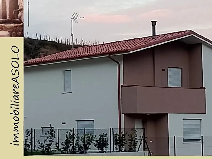Casa con 14 locali in vendita in Cornuda