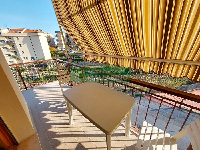 Appartamento trilocale in affitto in Vico Melogno, Centro, Finale Ligure