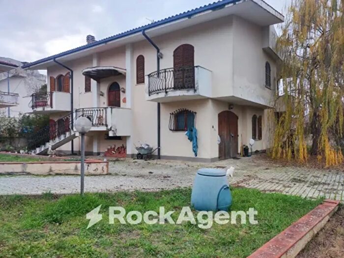 Casa con 6 locali in vendita in Via G dAnnunzio, Catignano