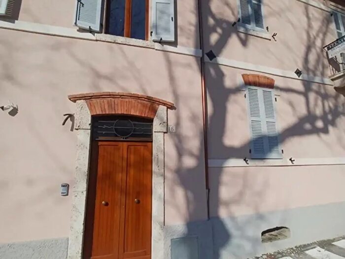 Casa con 8 locali in vendita in Ascoli Piceno