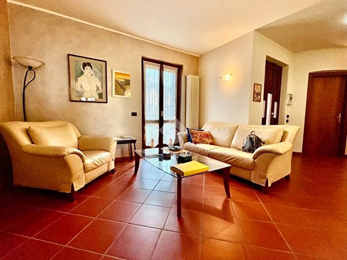 Casa trilocale in vendita in Via Via Coclino, Calcinate