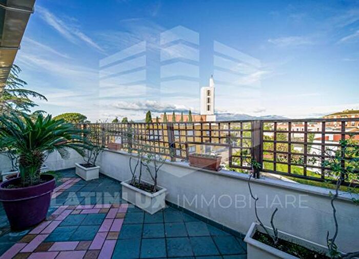 Appartamento con 6 locali in vendita in Via Leone X, Pontinia