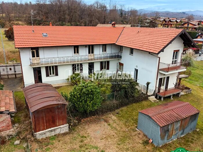 Casa con 6 locali in vendita in Via S Grato, Paruzzaro