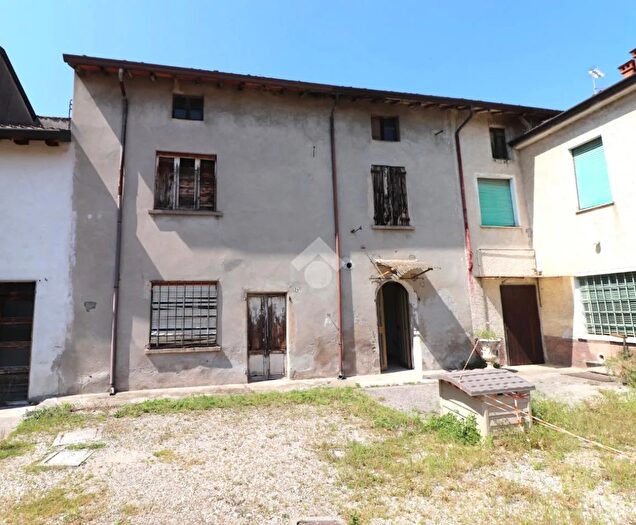 Casa con 6 locali in vendita in Via Solferino E San Martino, Roverbella