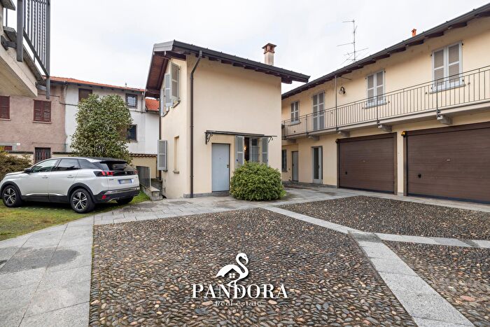 Casa in vendita in Via San Protaso, Samarate