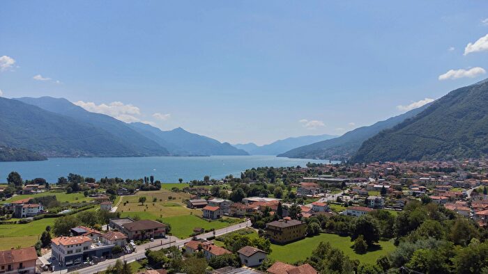 Appartamento con 6 locali in vendita in Via Martesana, Gravedona ed Uniti