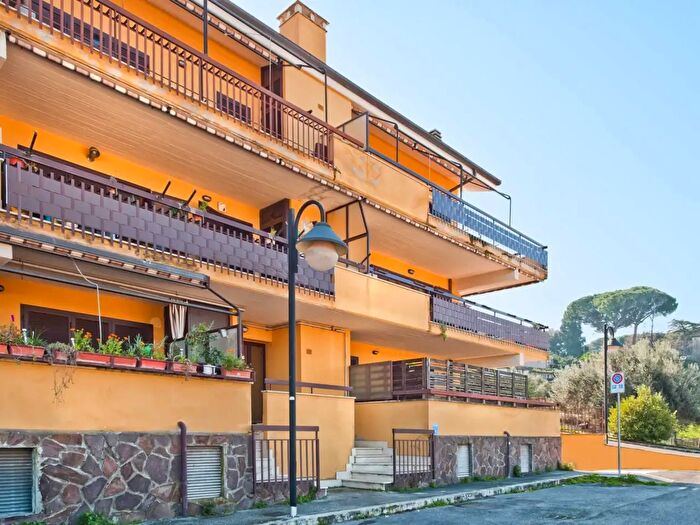 Appartamento trilocale in vendita in Via del Piscaro, Grottaferrata