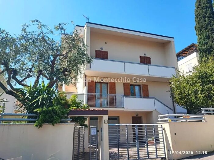 Appartamento con 8 locali in vendita in Via Monte Cristallo, Pesaro