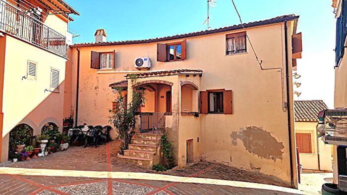 Casa con 8 locali in vendita in Castellalto