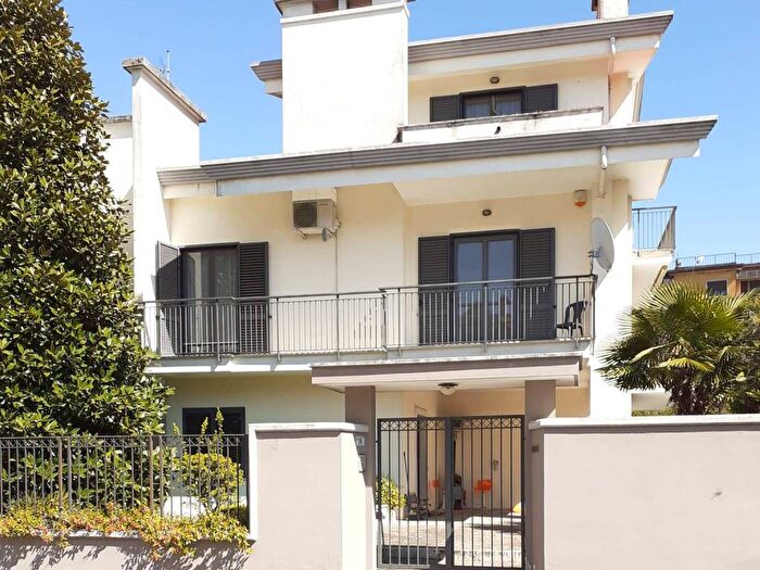 Casa con 6 locali in affitto in Via Casilina Nord, Madonna Della Neve, Frosinone