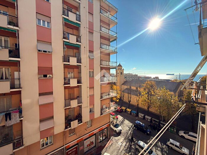 Appartamento trilocale in vendita in Via Ventimiglia, Genova