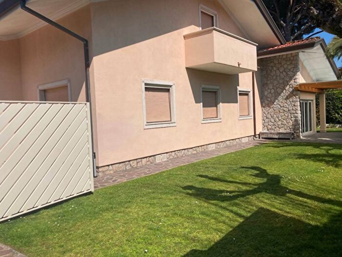 Casa con 6 locali in affitto in Via Lorenzo Viani, Centro, Forte dei Marmi