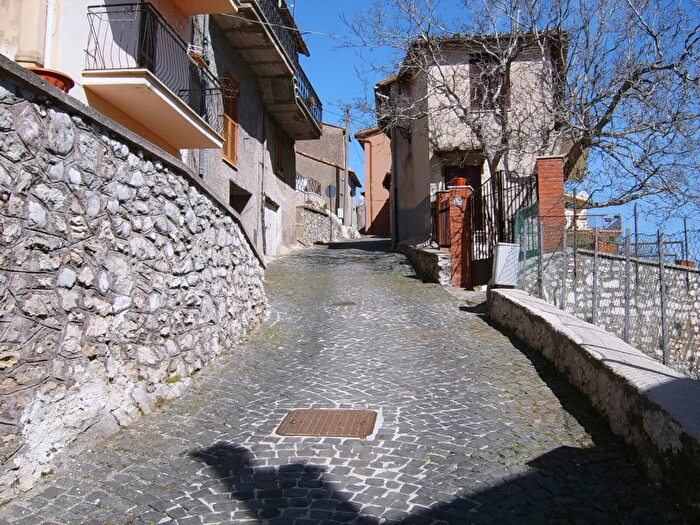 Casa trilocale in vendita in Via Provinciale, Saracinesco