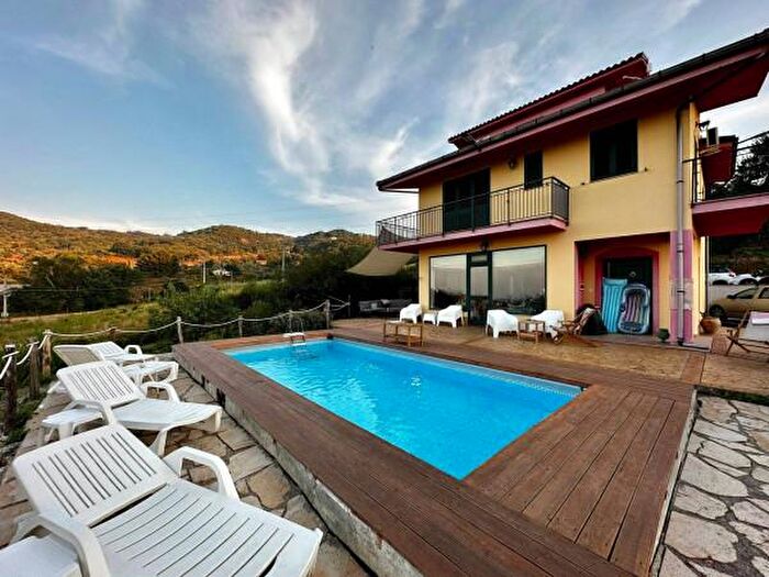 Casa con 6 locali in vendita in Contrada Policari, Caronia