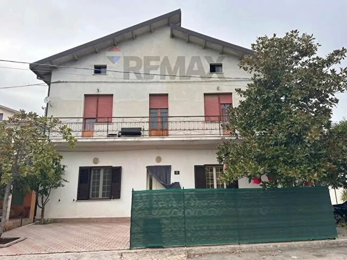 Appartamento con 6 locali in vendita in Via Nevi, Giuliano Teatino