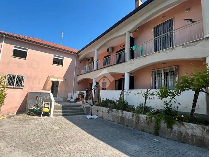 Casa quadrilocale in vendita in Via Parrocchia, Baronissi