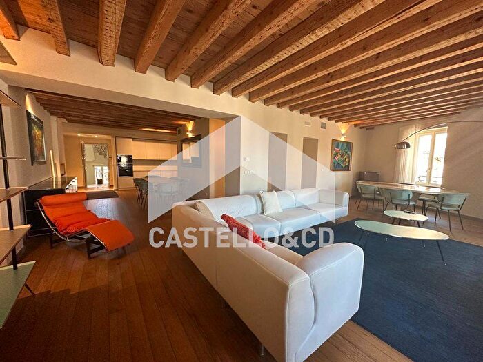 Casa con 5 locali in affitto in PIAZZA MALVEZZI, Centro Storico, Desenzano del Garda