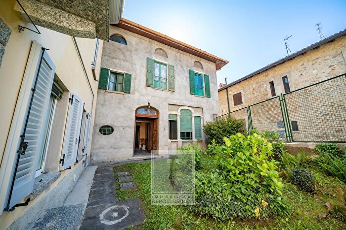 Casa con 5 locali in vendita in Piazza IV Novembre, Colle Brianza