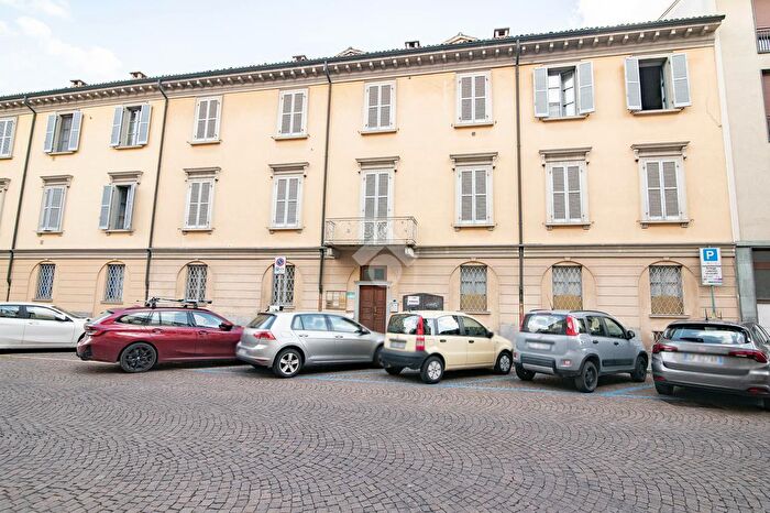 Appartamento con 7 locali in vendita in Via Giovanni Plana, Voghera
