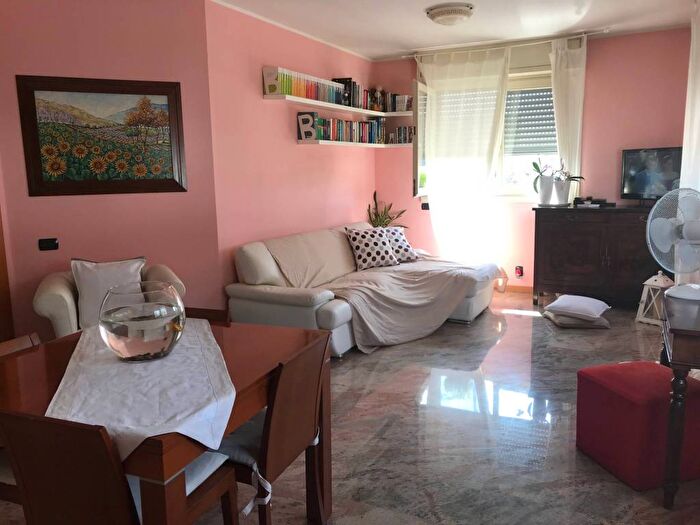 Appartamento trilocale in affitto in Via Vittorio Veneto, Sarnico