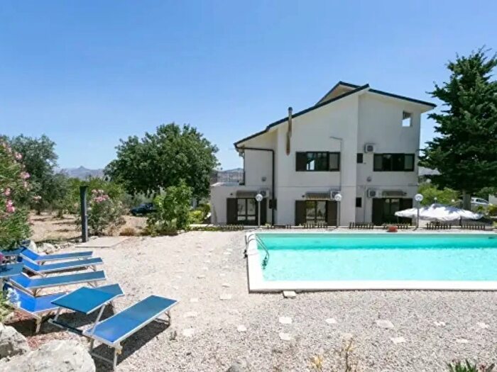 Casa con 6 locali in vendita in Via Salvatore La Rosa, Aragona