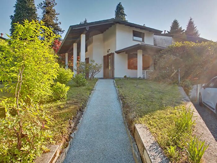 Casa con 9 locali in vendita in Via della Madonnina, Varese