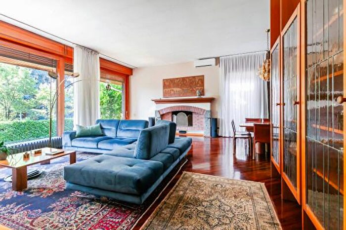 Casa con 6 locali in vendita in Rescaldina