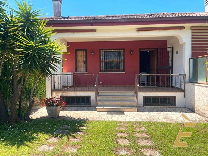Casa quadrilocale in affitto in via dei ciclamini, Lido dei Pini di Ardea Lupetta, Ardea
