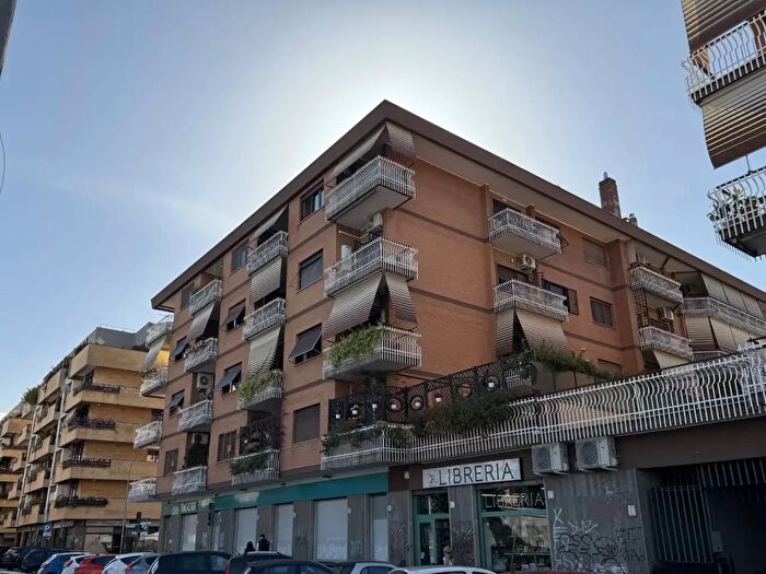 Appartamento quadrilocale in vendita in Via Val Maira, Roma