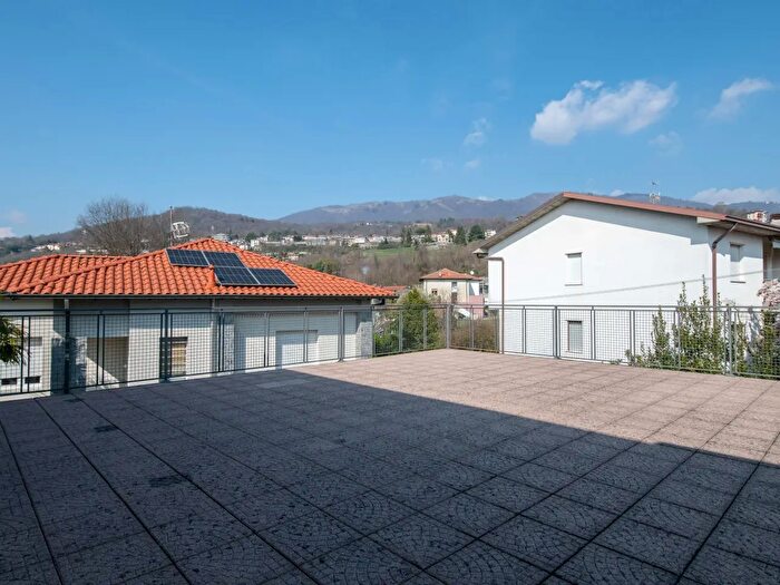 Appartamento con 7 locali in vendita in Gavirate