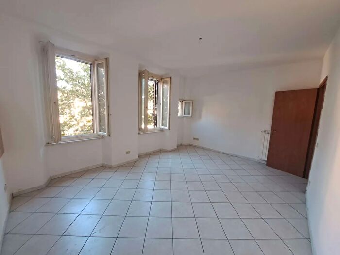 Appartamento trilocale in vendita in Via Mentana, Livorno